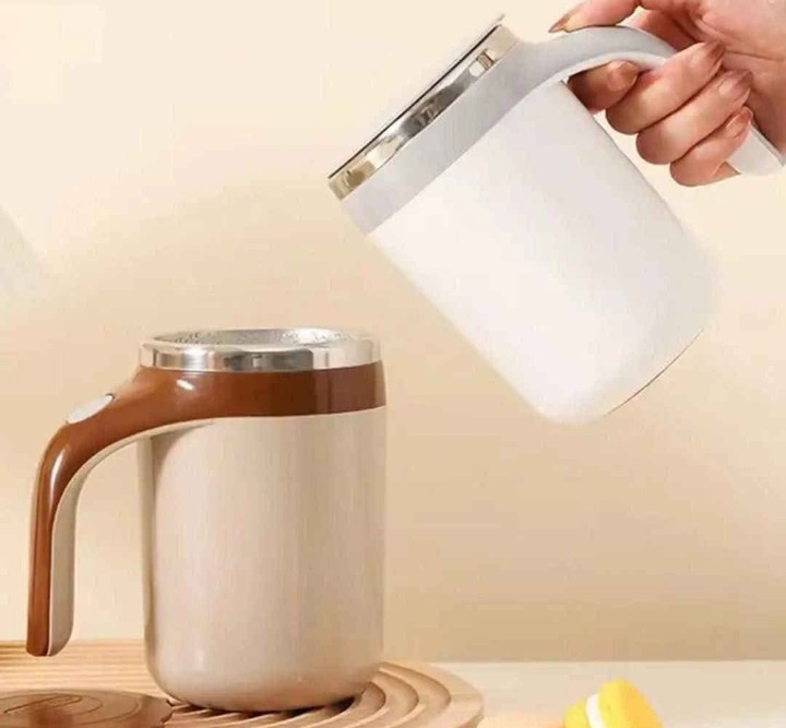 صب مشروب بالفوم بعد الخفق